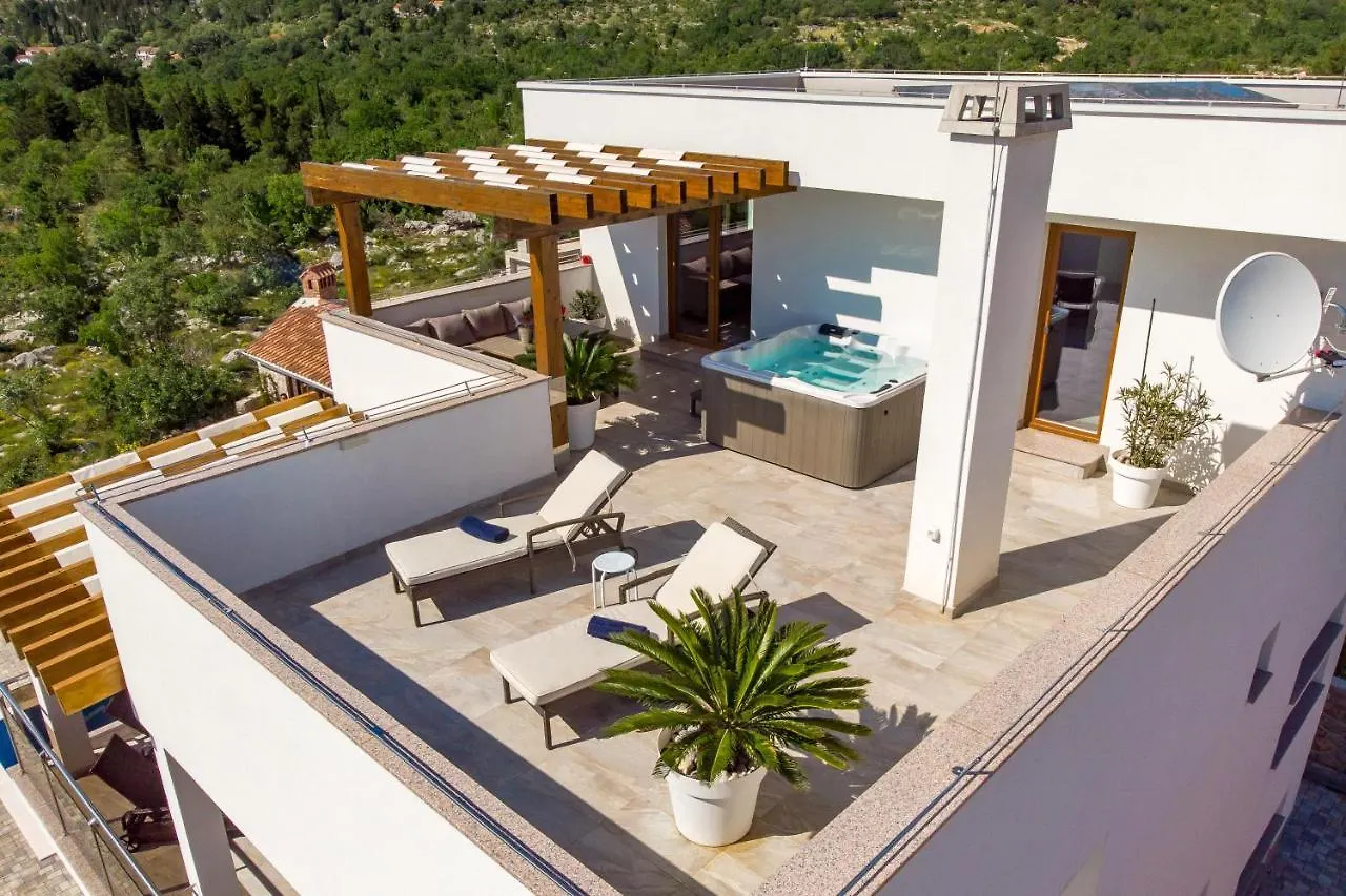 Villa Grandioza 셀리네 0*,